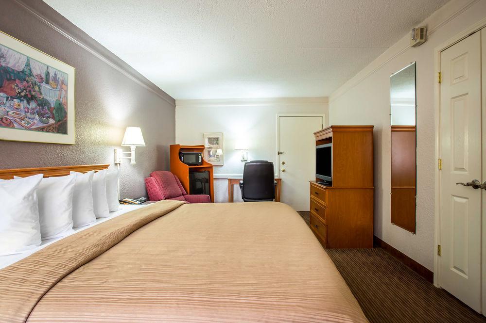 Quality Inn & Suites Airport Charlotte Exterior foto